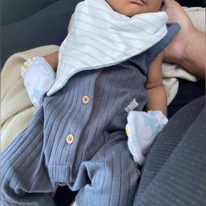 Carter’s 2 piece set (onesie & bib)